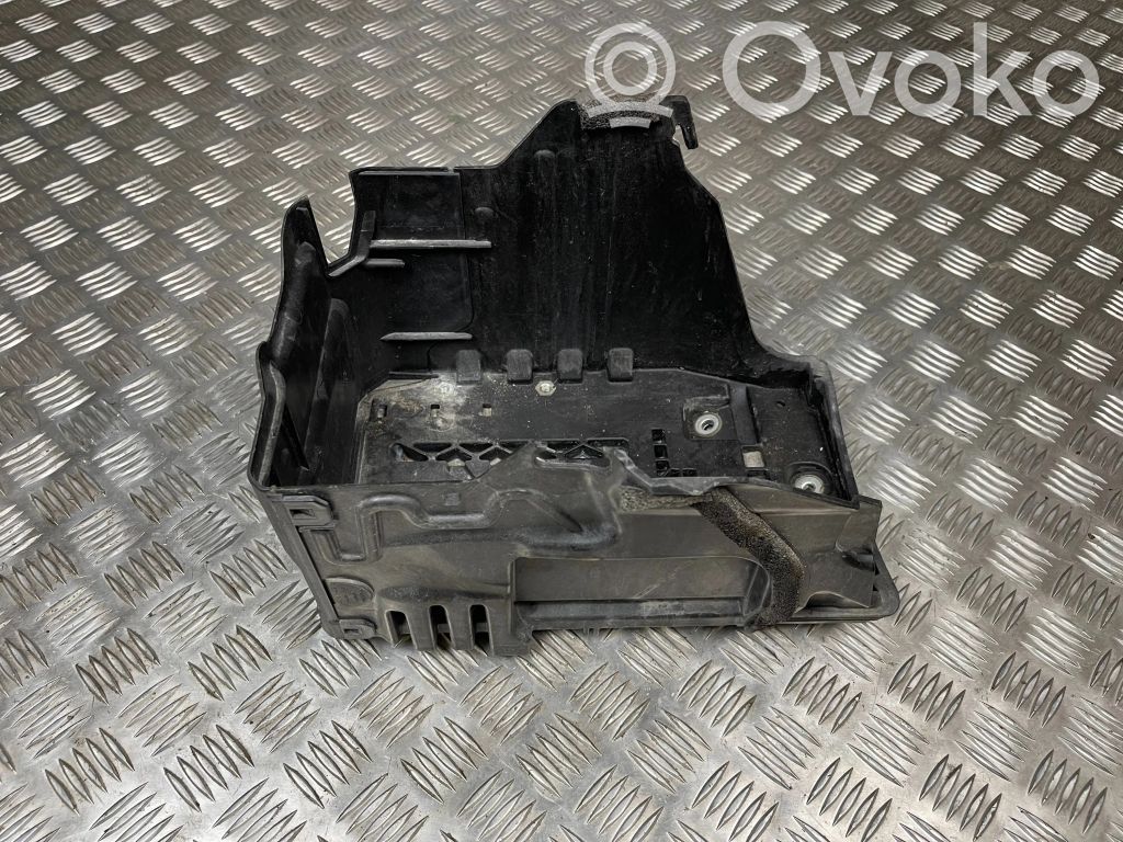 Ford Fusion II Akkulaatikon alusta 