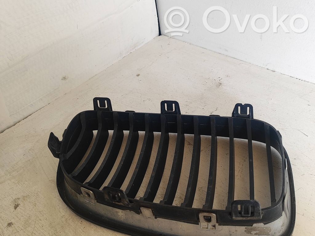 BMW 1 E81 E87 Augšējais režģis 