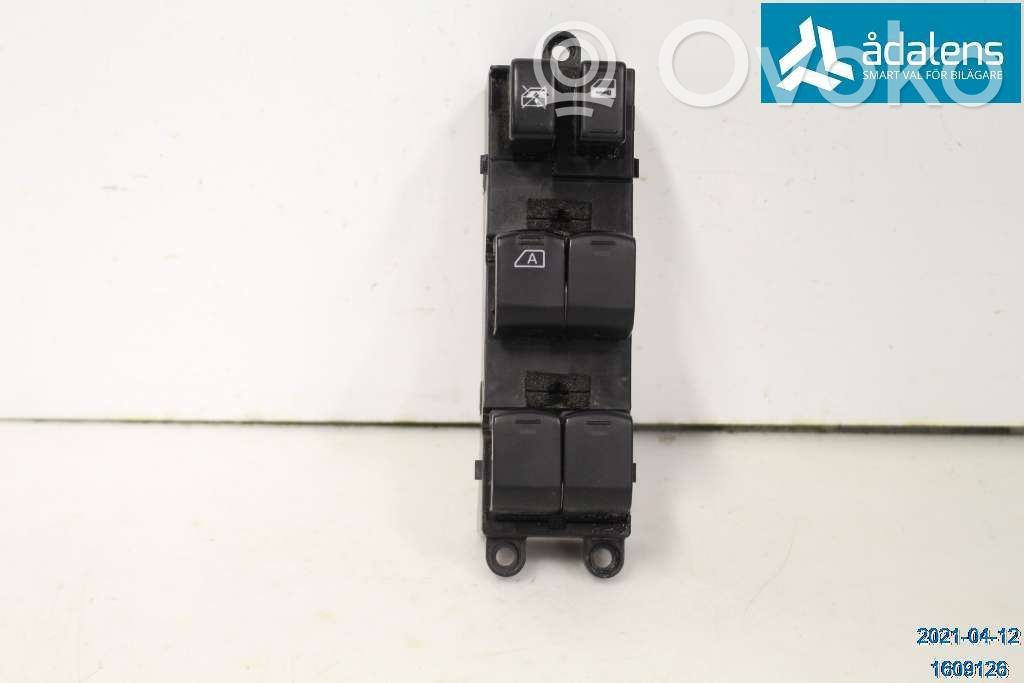 Electric window control switch   83071AJ030