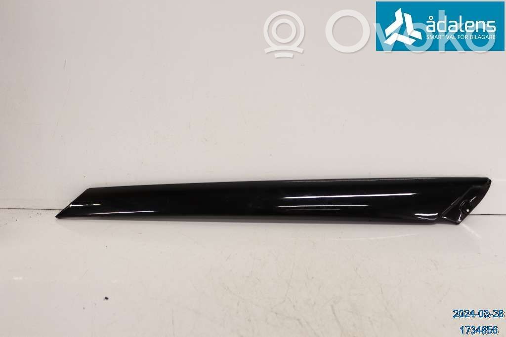 Volvo V70 Windshield trim 