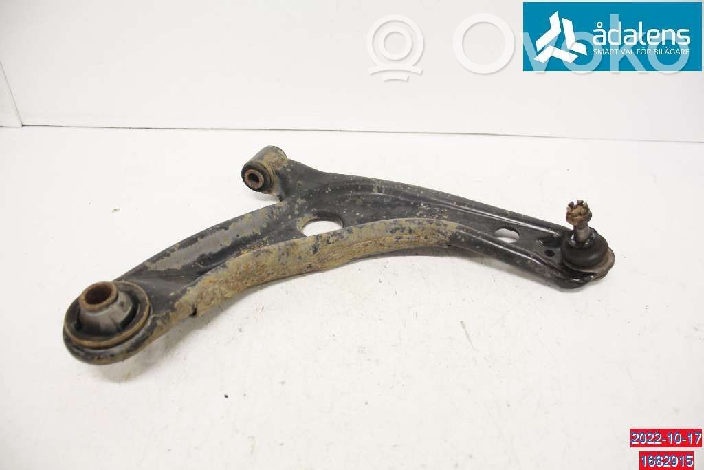 Toyota Yaris Dolny wahacz przedni 