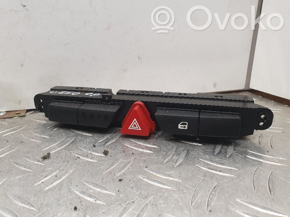 KIA Ceed Botón interruptor de luz de peligro 