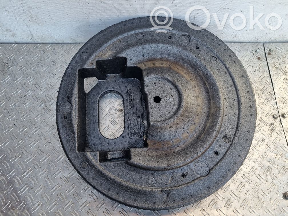 Volvo V70 Spare wheel mounting bracket 