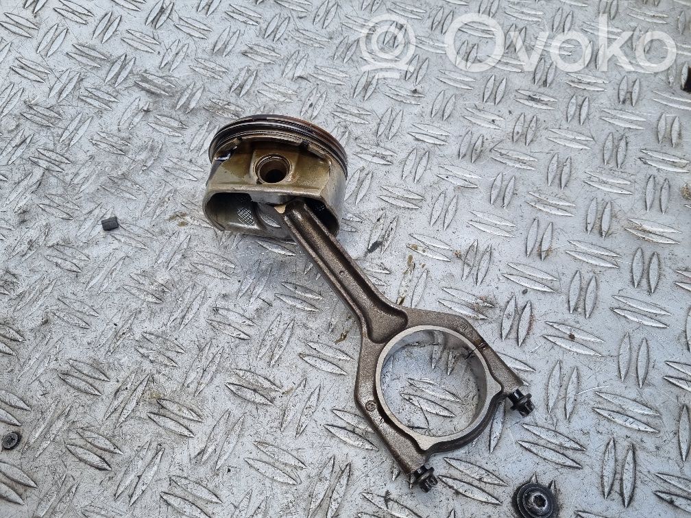 Piston avec bielle   F011,85L127