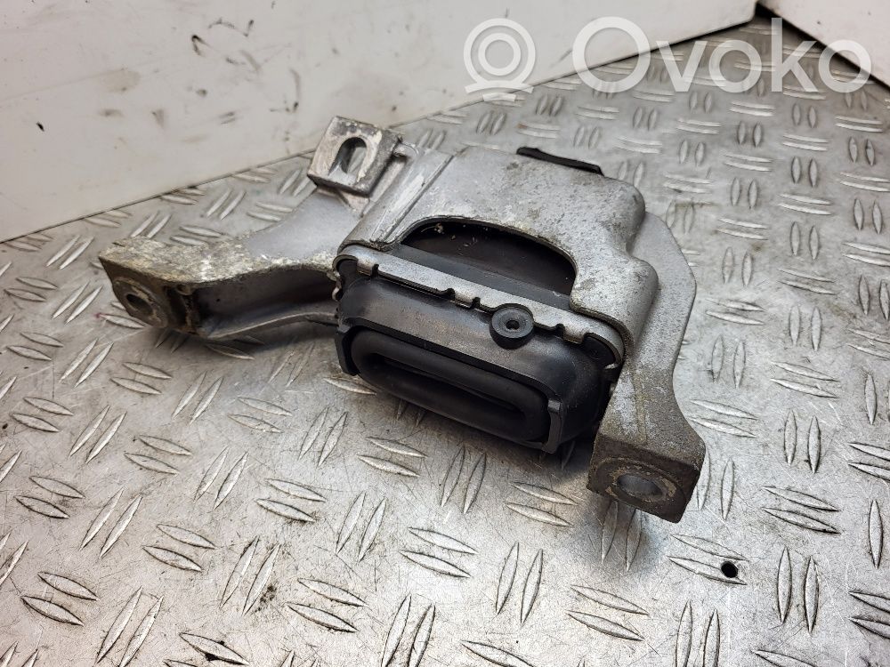 Engine mount bracket   6779805