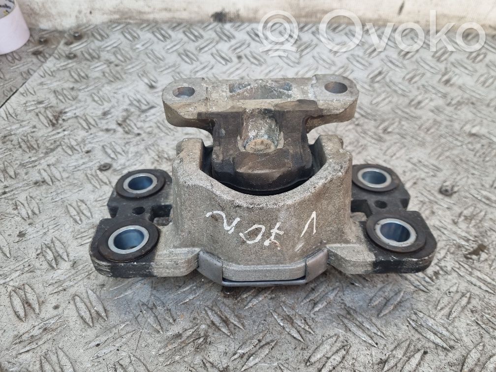 Volvo V70 Engine mount bracket 