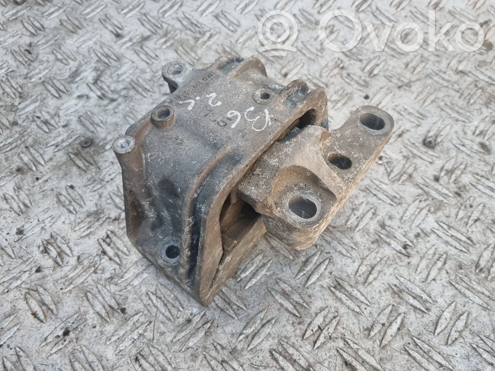 Volkswagen PASSAT B6 Engine mount bracket 