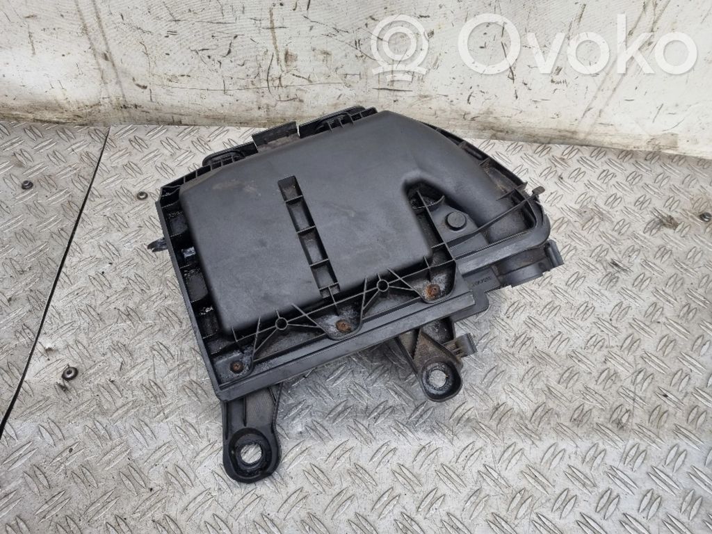 Peugeot 5008 Air filter box 
