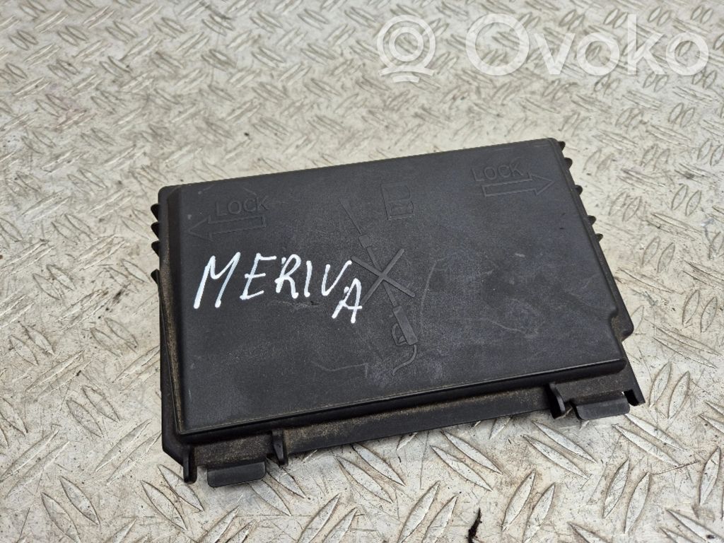 Opel Meriva B Fuse box cover 