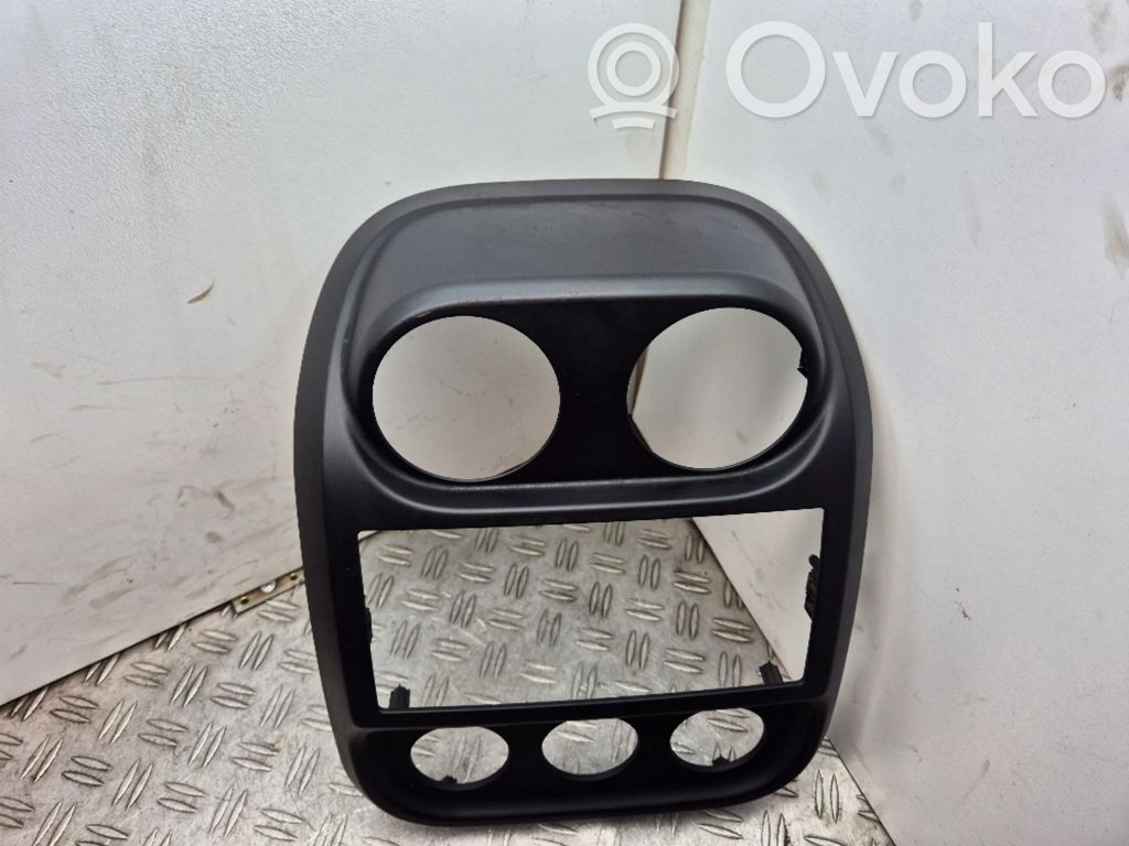 Jeep Compass Radio/GPS head unit trim 