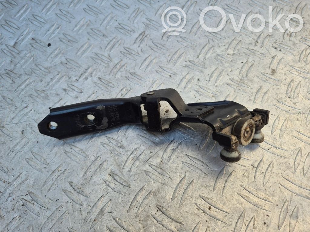 Volkswagen Caddy Sliding door middle roller runner 