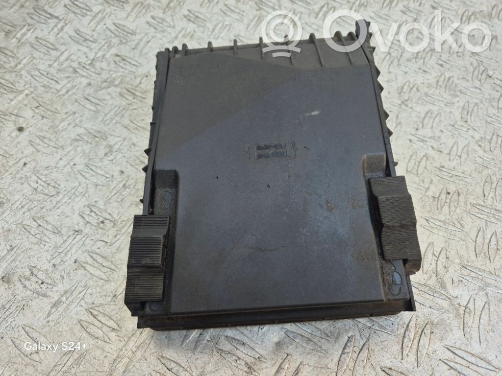 Volkswagen PASSAT B6 Fuse box cover 