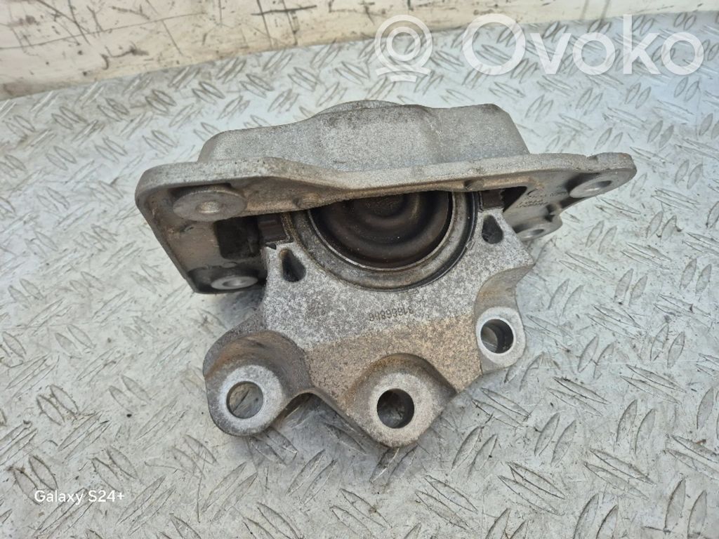 Volvo XC90 Engine mount bracket 