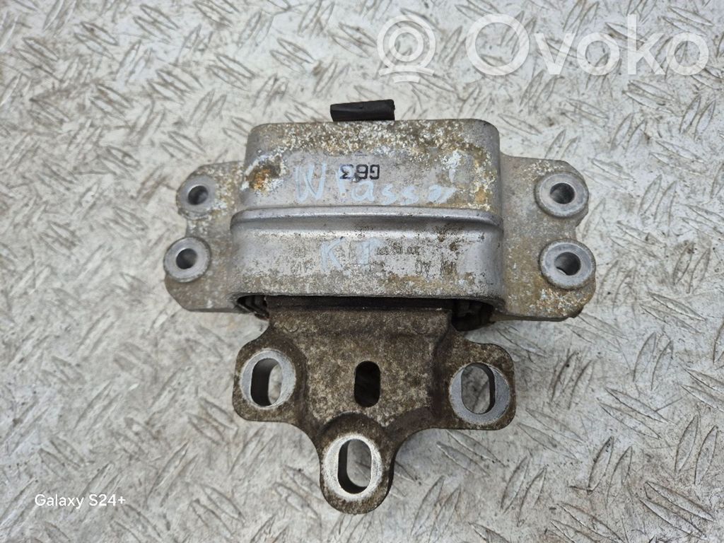 Volkswagen PASSAT B6 Engine mount bracket 