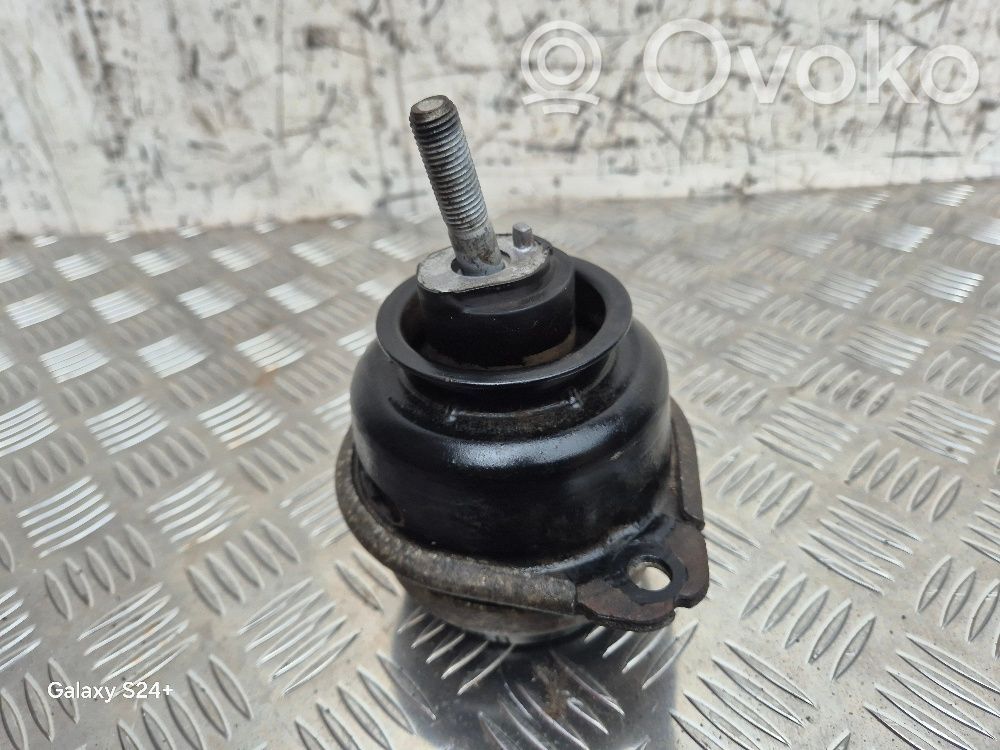 Volkswagen Touareg I Engine mount bracket 
