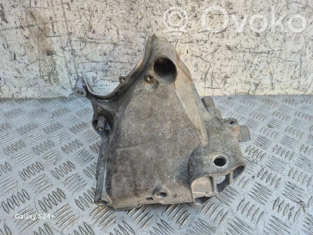Volkswagen Polo VI Engine mounting bracket 