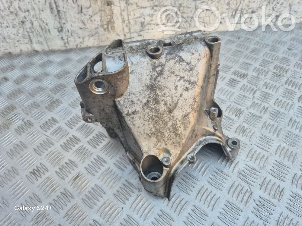 Volkswagen Polo VI Engine mounting bracket 