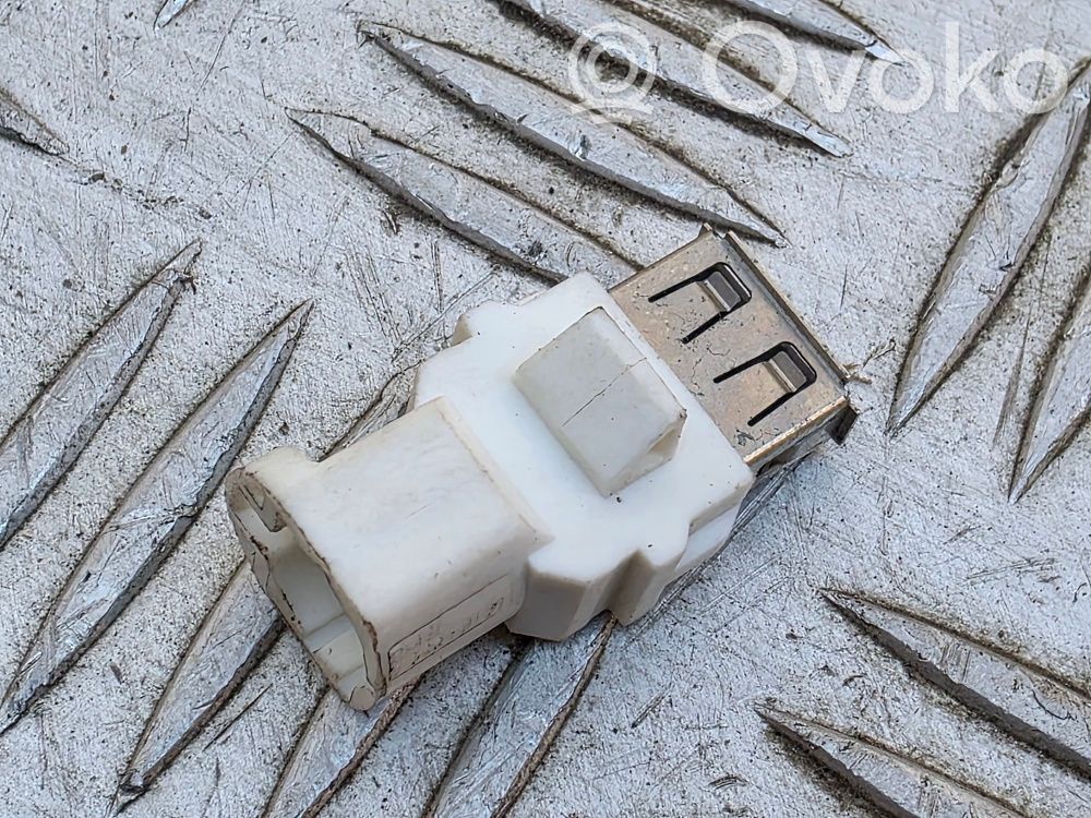 BMW 5 G30 G31 G38 USB socket connector 