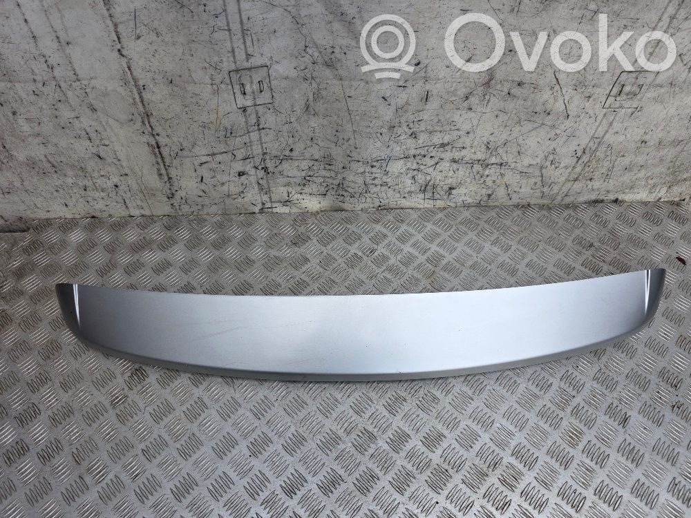 Spoleris aizmugurējam logam
