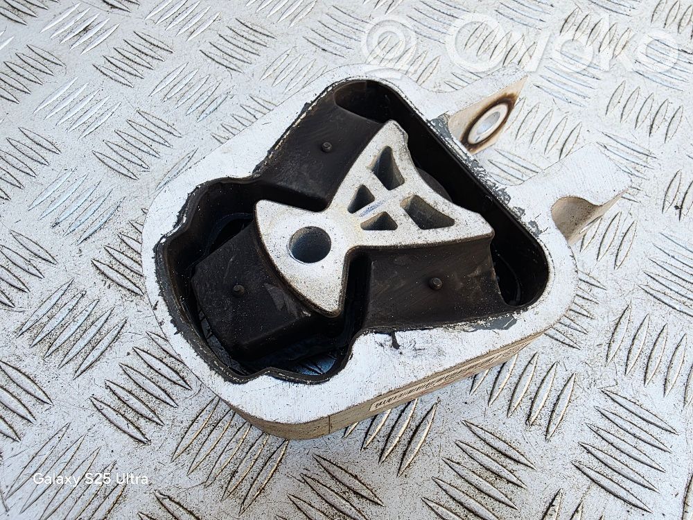 Engine mount bracket   DP536P082CB,DP536P082C