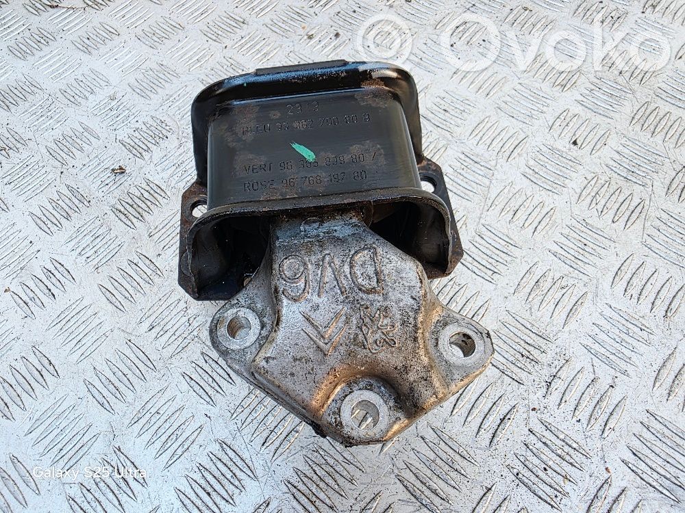 Peugeot 3008 I Engine mount bracket 