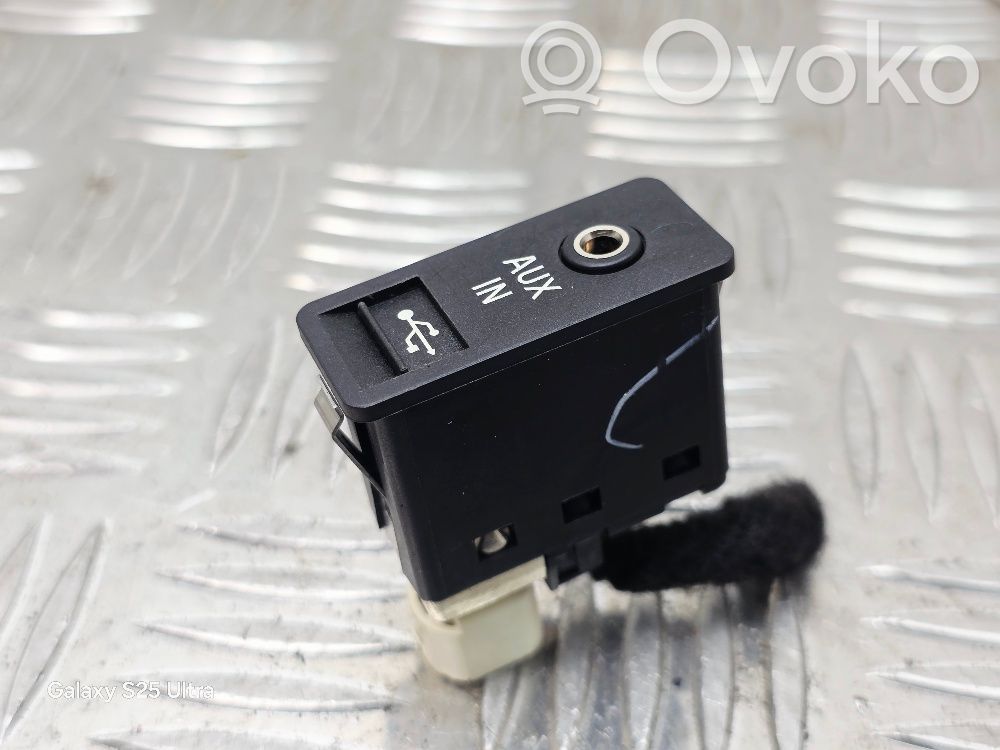 Mini One - Cooper Coupe R56 AUX in-socket connector 