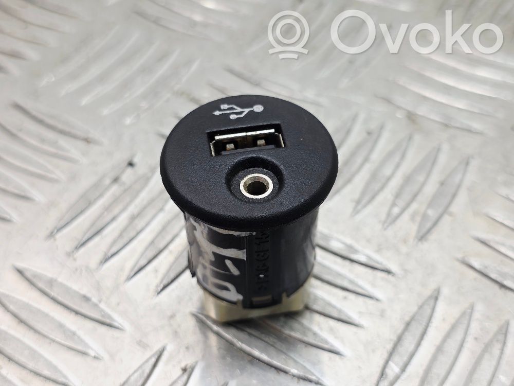 Nissan Juke I F15 Enchufe conector USB 