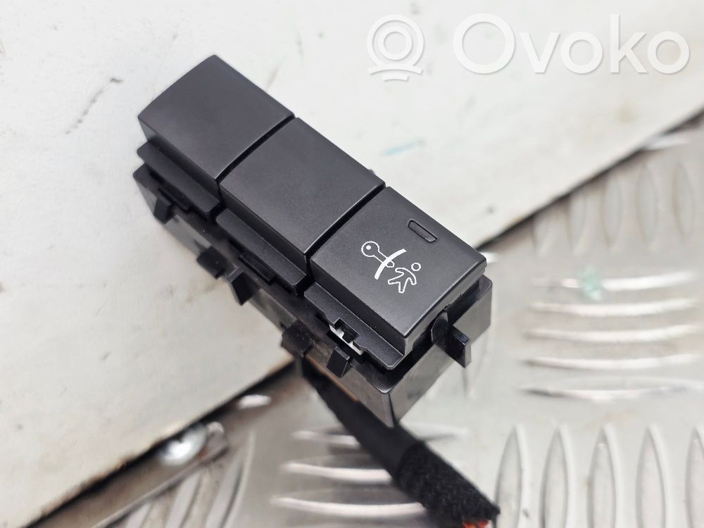 Peugeot 208 I Child safety switch 