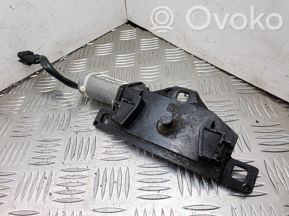 BMW 5 E60 E61 Aizmugurējā pārsega pievilcējs 