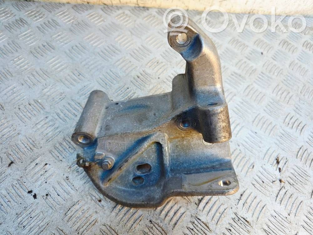 Volvo V40 Engine mounting bracket 
