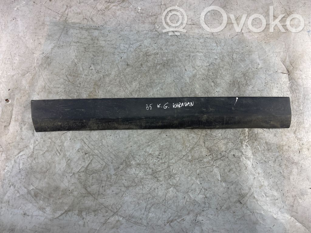 Volkswagen PASSAT B5 Listwa drzwi tylnych 
