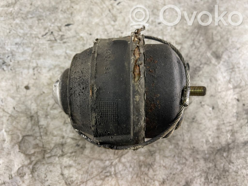 Volvo V70 Engine mount bracket 