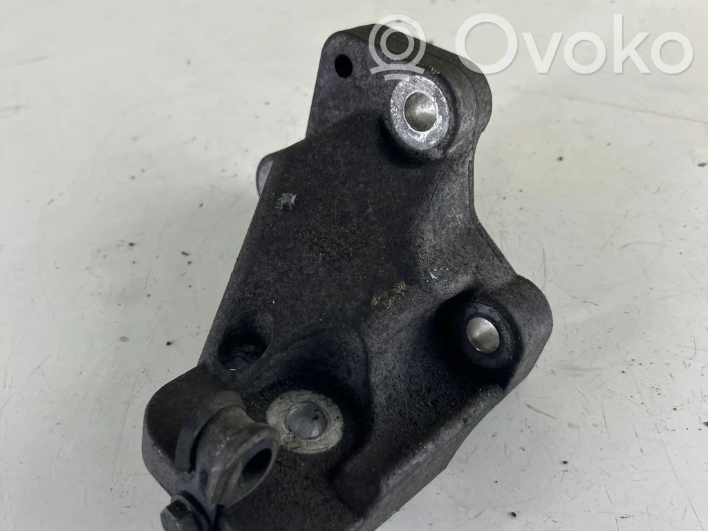 Volvo XC90 Engine mounting bracket 