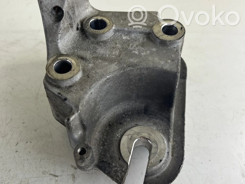 Citroen C5 Engine mounting bracket 