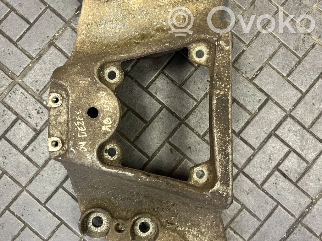 Gearbox mounting bracket