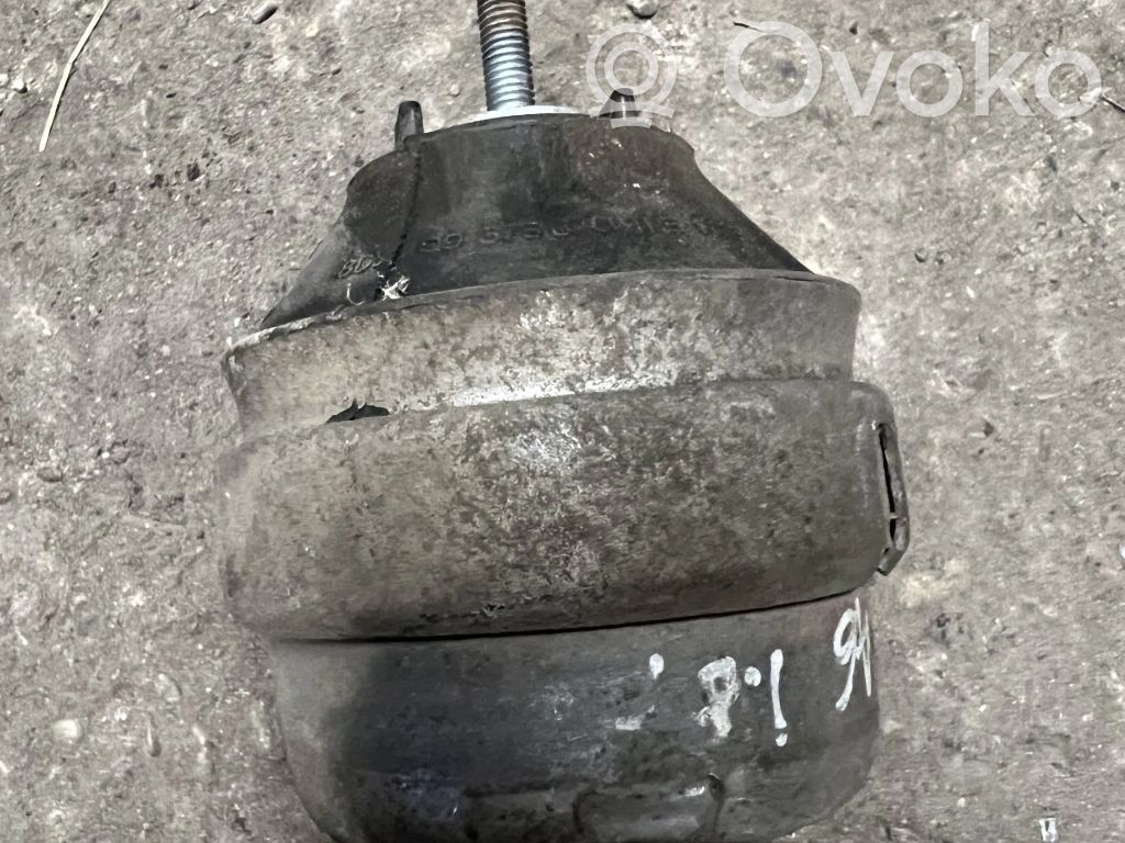 Engine mount bracket   8D0199379J,8D0199379
