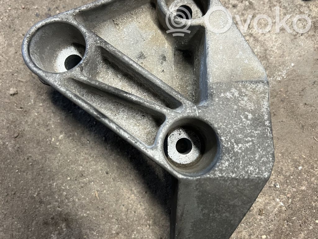 Engine mounting bracket   8200108112,31160111