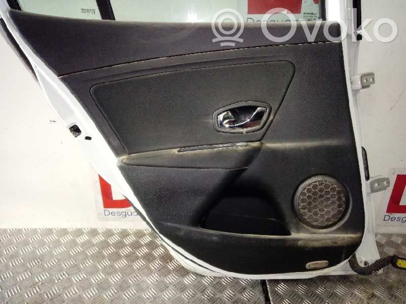 Moldura del tarjetero de la puerta trasera