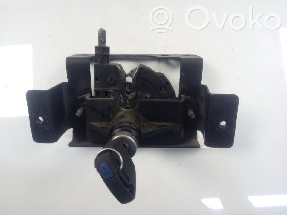 Tie down hook / loop   6C1116774AC