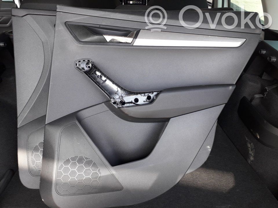 Skoda Karoq Moldura del tarjetero de la puerta trasera 