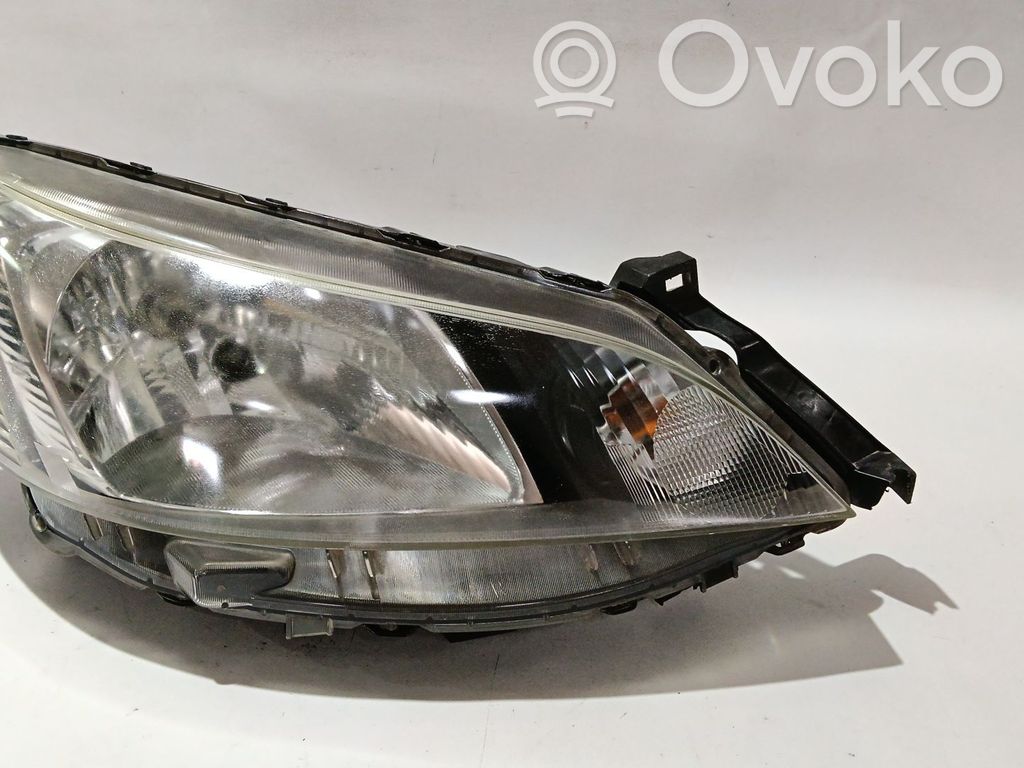 Nissan NV200 Lampa przednia 