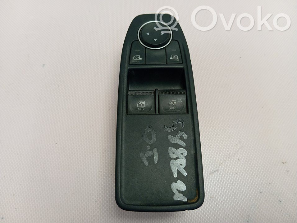 Renault Clio IV Electric window control switch 