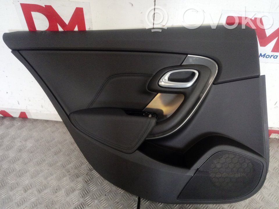 Moldura del tarjetero de la puerta trasera