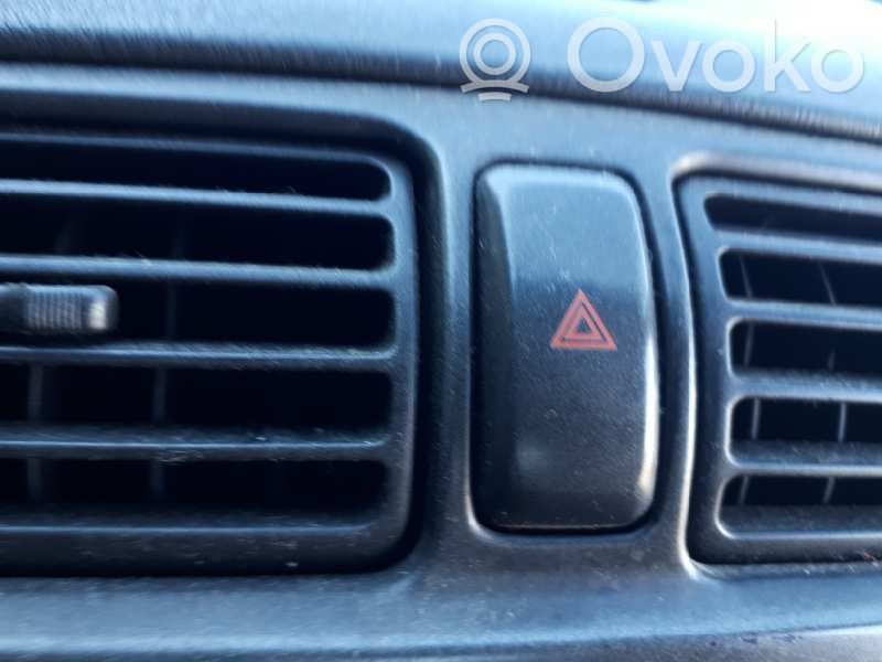 Botón interruptor de luz de peligro