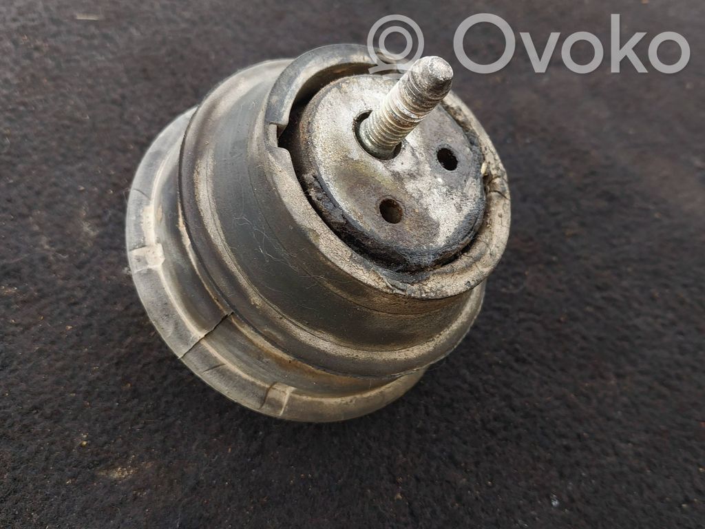 Engine mount bracket   6754608