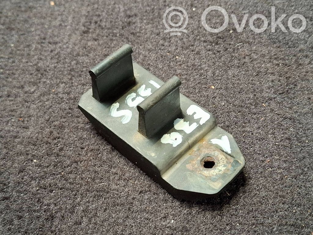 Radiator support slam panel bracket   2247896