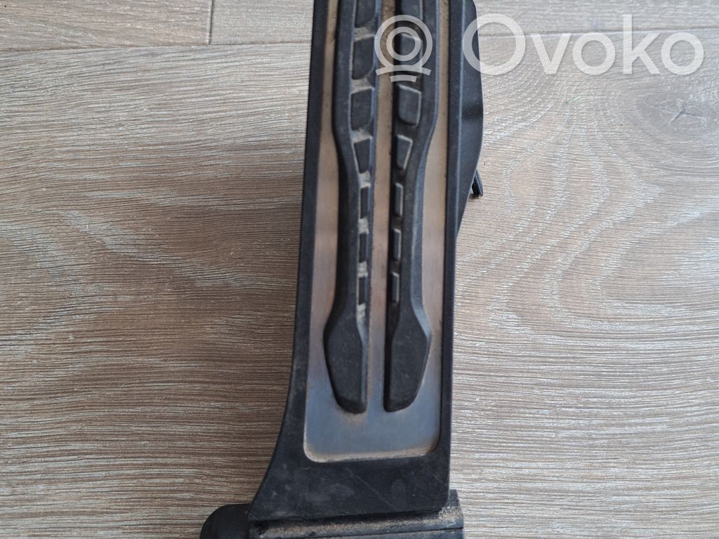 Akceleratoriaus pedalas   6889825