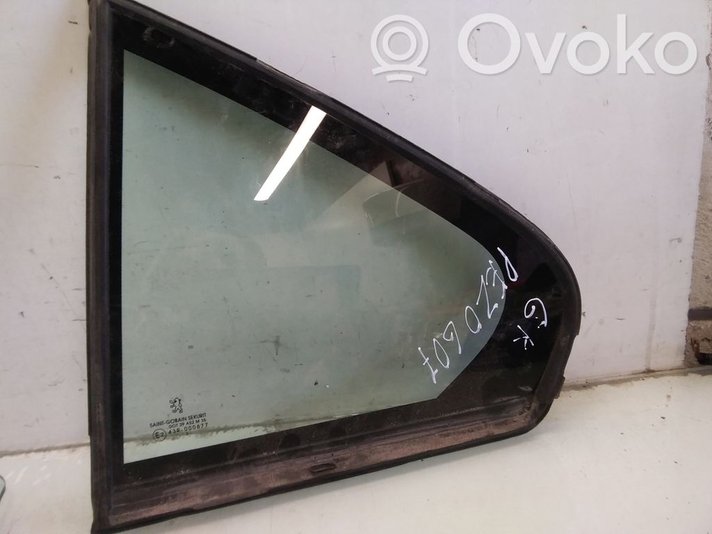Peugeot 607 Rear vent window glass 