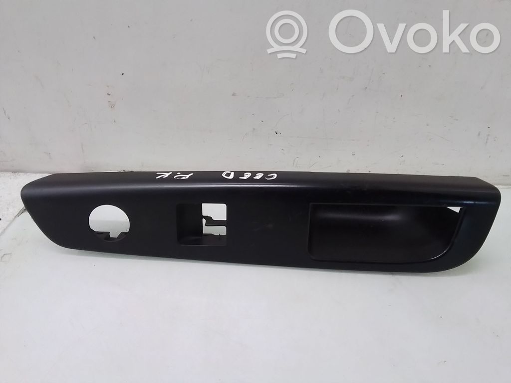 KIA Ceed Front door interior handle trim 