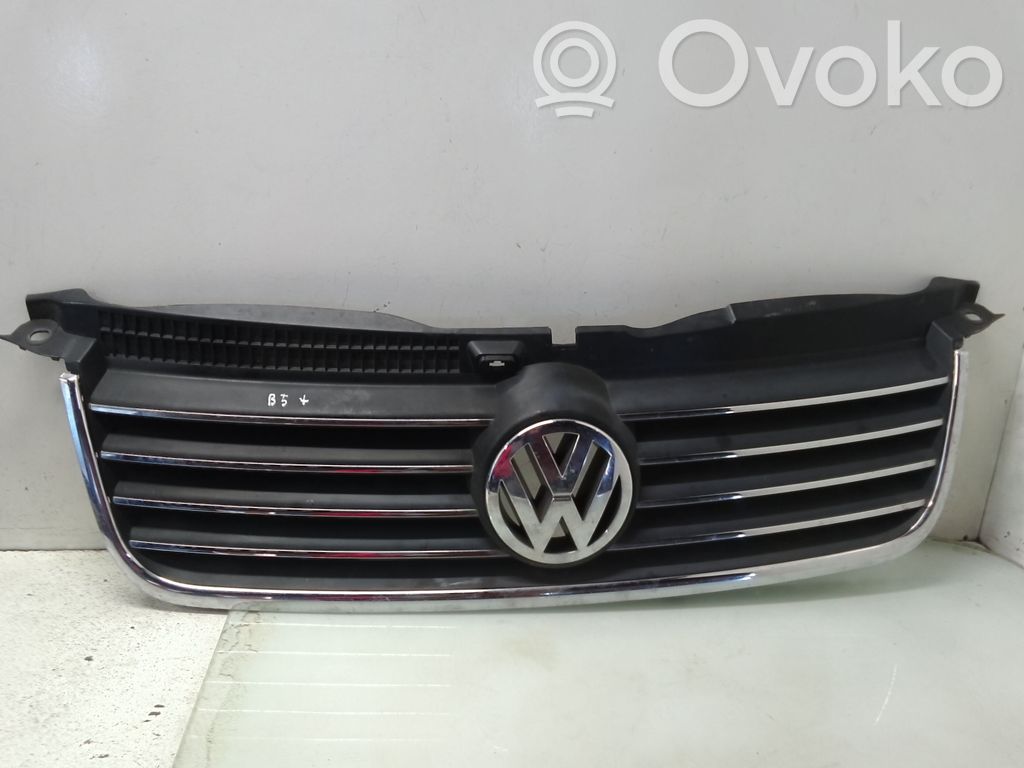 Volkswagen PASSAT B5.5 Griglia superiore del radiatore paraurti anteriore 
